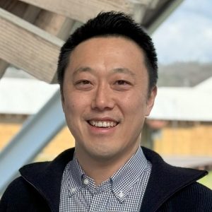 パネリスト　前田 大介 /Maeda Daisuke（株式会社MAE/代表取締役、株式会社GEN風景/代表取締役） 1979年富山県上市町生まれ。同志社大学商学部卒業後、会計事務所を経て2008年に株式会社MAE（旧前田薬品工業株式会社）に入社。 2014年に三代目社長に就任。経営手腕を発揮し、瀕死の危機にあった同社を急成長させる。 薬の都、富山で皮膚疾患薬専門の製薬会社を経営する傍ら、病気と薬のない世界を目指した美と健康の体験型施設「Healthian-wood（ヘルジアンウッド）」を2020年に開業。ハーブ園と水田の中にレストラン・SPA・サウナホテル・アロマオイル抽出工房などの施設が点在する「Village –村-」を立山連峰の麓で営む。同施設を中心に空き家や廃校、耕作放棄地の再生（アップサイクル）を推進。日本と富山の未来を描き、新たなプロジェクトに挑み続けている。